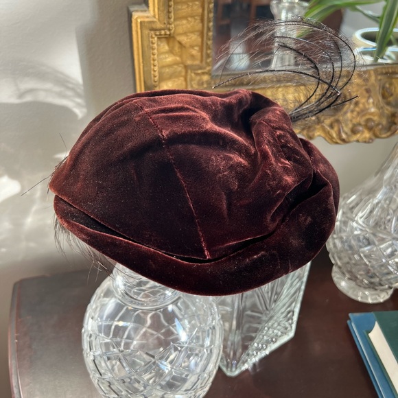 Vintage 1930s Velvet Hat with Feathers - Picture 5 of 7